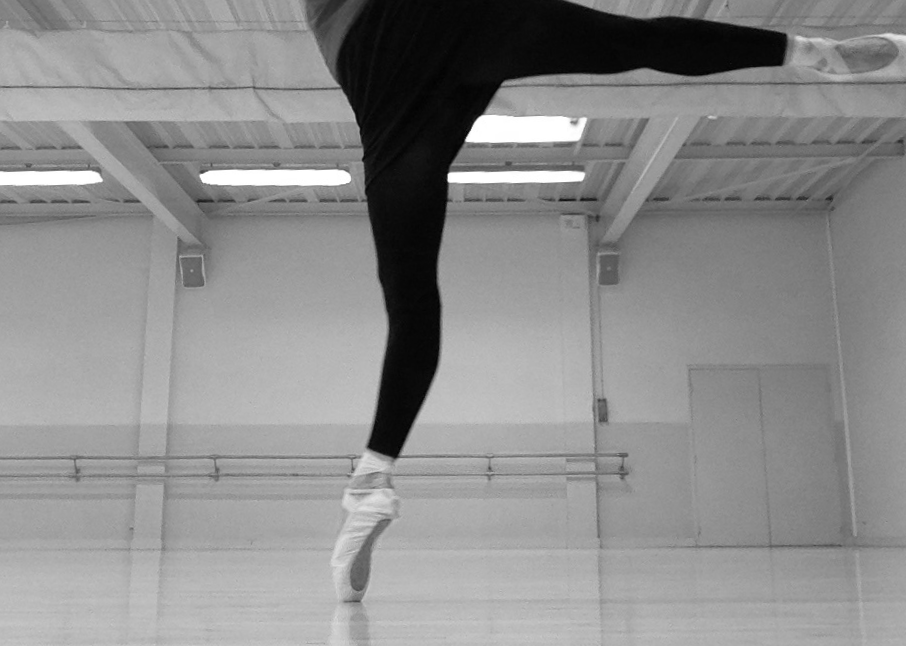 Danseuse classique faisant une pointe